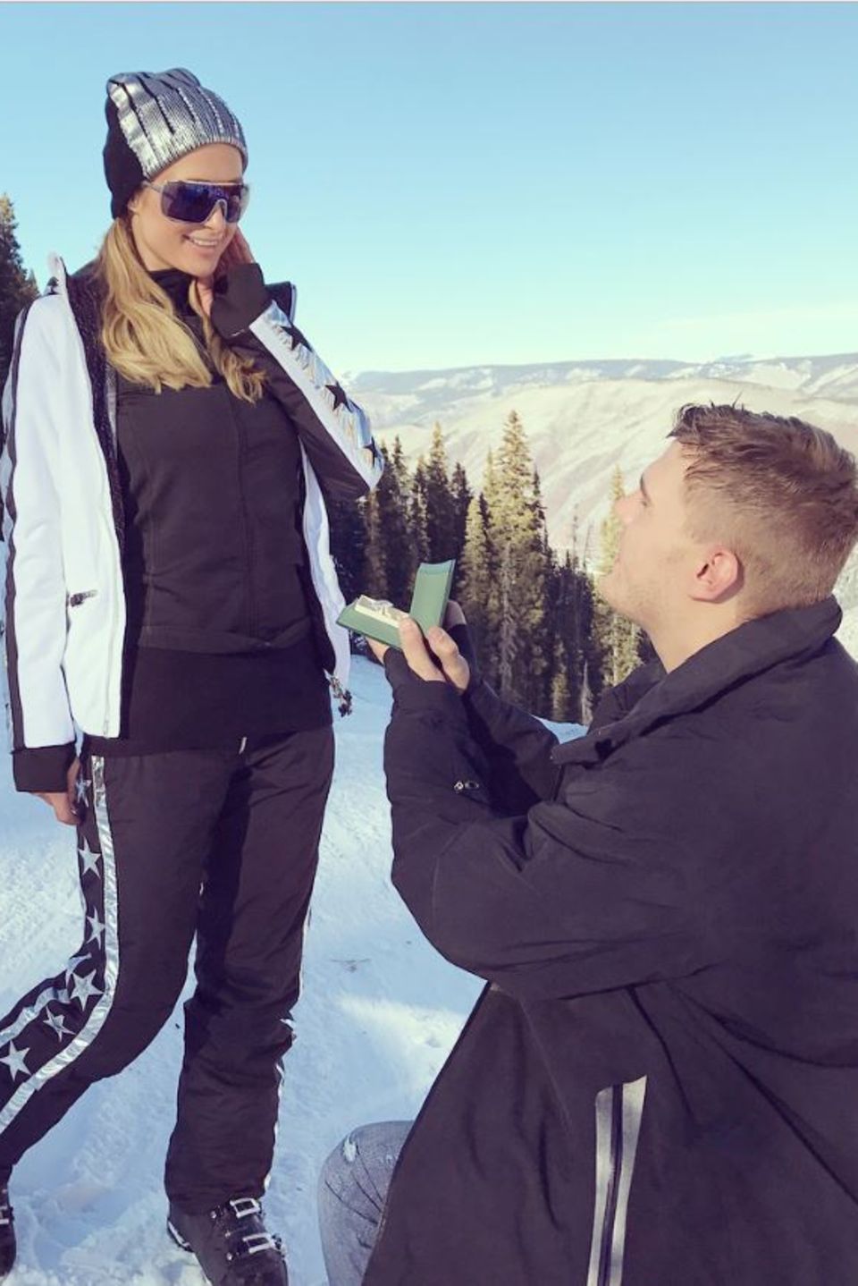Paris Hilton sagt "Ja" zum Antrag von Chris Zylka Paris Hilton sagt "Ja" zum Antrag von Chris Zylka