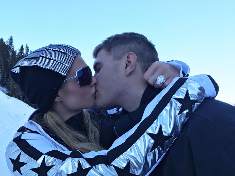 Klunker-Alarm! Paris Hilton hat von ihrem Freund Chris Zylka einen Heiratsantrag bekommen und hat Ja gesagt. Der Verlobungsring mit Riesen-Diamant im Tropfenschliff ist ziemlich beeindruckend, in der verschneiten Landschaft beim Skifahren in Aspen sollte sie den aber bloß nicht verlieren. Klunker-Alarm! Paris Hilton hat von ihrem Freund Chris Zylka einen Heiratsantrag bekommen und hat Ja gesagt. Der Verlobungsring mit Riesen-Diamant im Tropfenschliff ist ziemlich beeindruckend, in der verschneiten Landschaft beim Skifahren in Aspen sollte sie den aber bloß nicht verlieren.