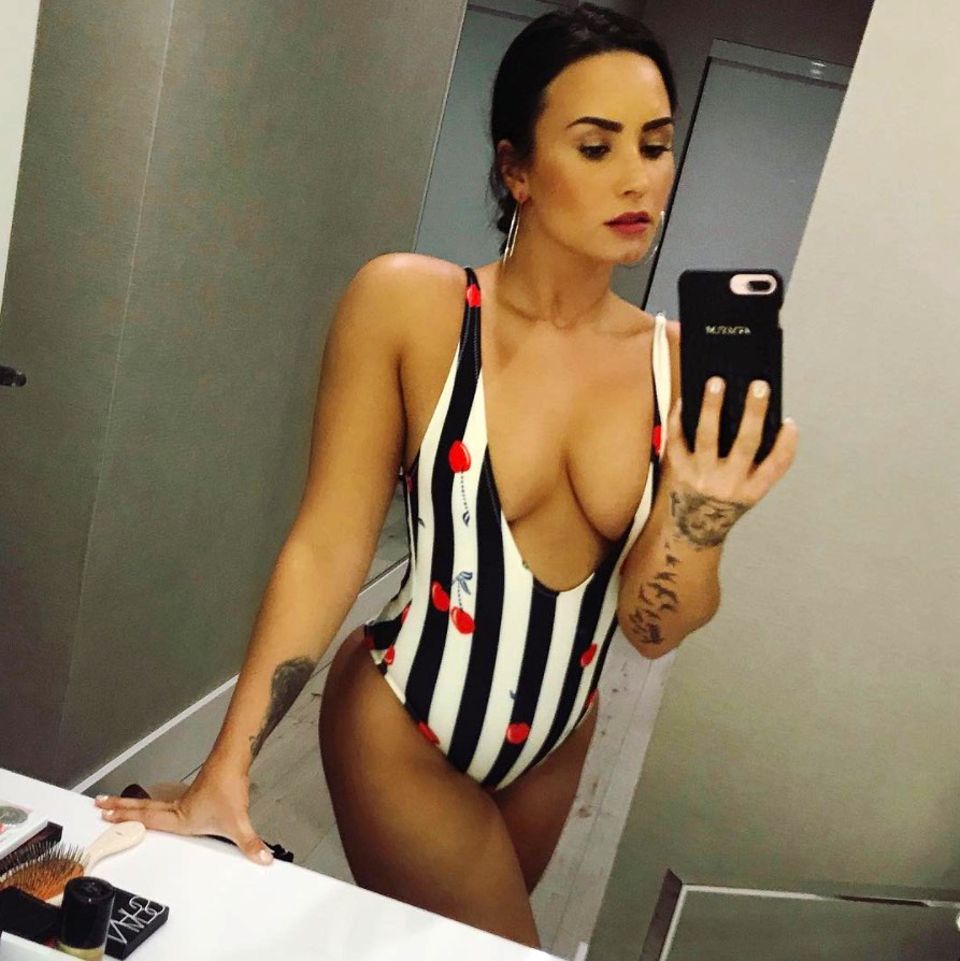 Die Kirschen auf Demi Lovatos Badeanzug dürften wohl nur den wenigsten ihrer Instagram-Fans aufgefallen sein. Beim Anblick ihres XL-Dekolleté ist das allerdings auch nicht verwunderlich. 