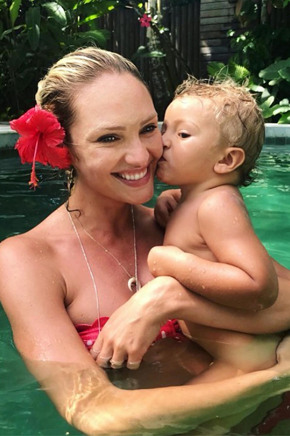 2. Januar 2018  So süß ist Candice Swanepoels erster Kuss von Sohnemann Anacã im neuen Jahr! Da freuen wir uns schon auf ihr nächstes Baby, das gerade im Topmodel-Bäuchlein heranwächst.