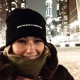 Dem Spruch auf ihrer Mütze zu Folge hat Helene Fischer keine Lust sich die Haare zu kämmen. Bei aktuellen -6 Grad in New York macht es auch auf jeden Fall mehr Sinn sich warm einzupacken, anstatt auf die Frisur Rücksicht zu nehmen. 
