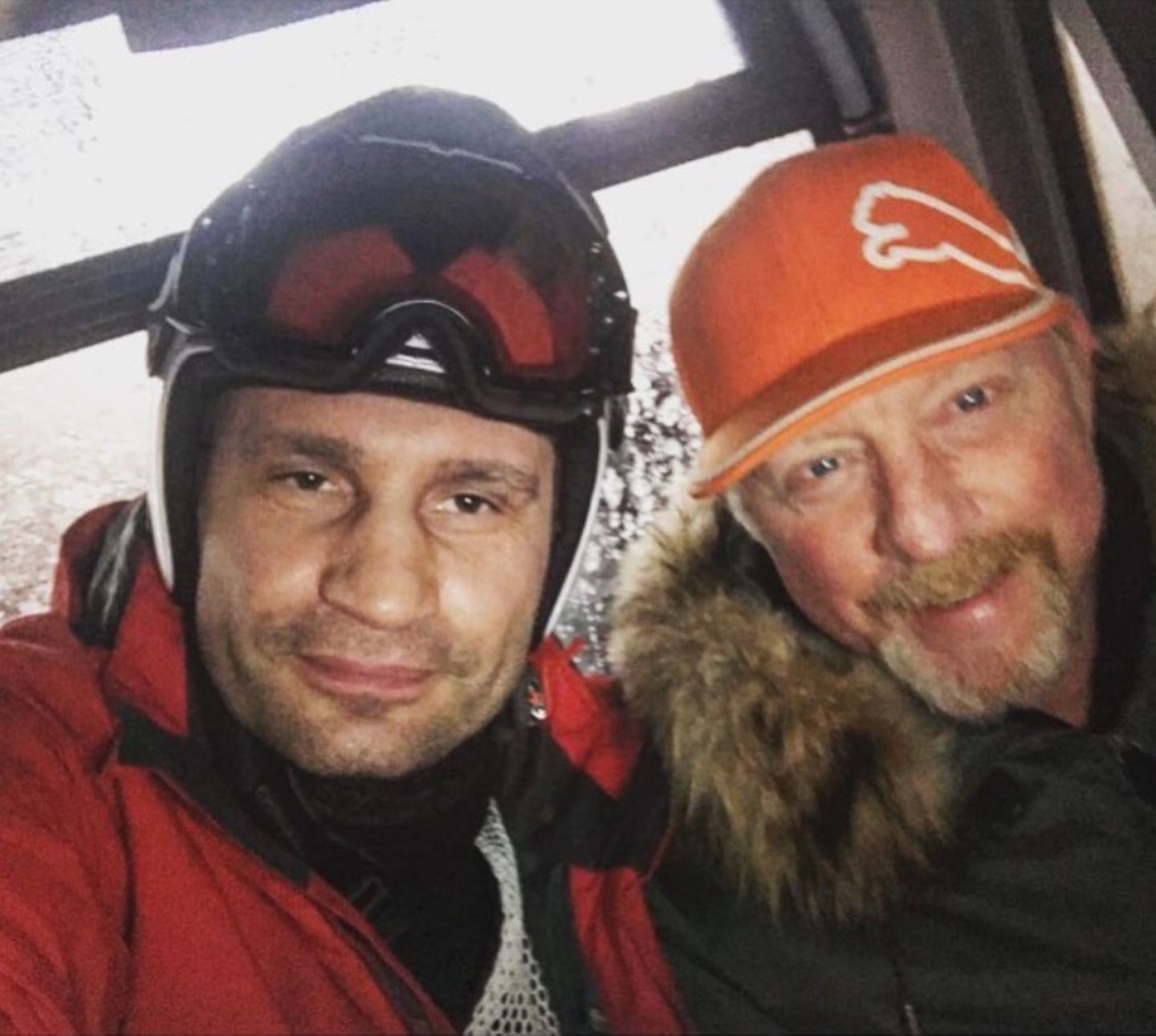 3. Januar 2018   So ein Zufall aber auch: Während seiner Gondelfahrt Richtung Skipiste trifft Boris Becker auf seinen Freund Vitali Klitschko. Das muss natürlich sofort mit einen fröhlichen Selfie gefeiert werden.