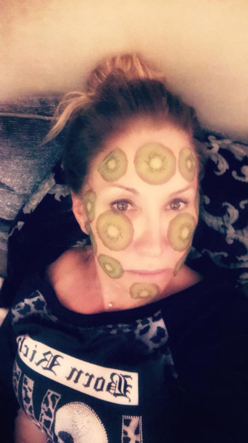 3. Januar 2018 "Heute mal eine Kiwi Maske im neuen Jahr! Damit ich 2018 noch aussehe wie 2017!", postet eine mit Kiwischeiben überklebte und ungeschminkte Carmen Geiss. 3. Januar 2018 "Heute mal eine Kiwi Maske im neuen Jahr! Damit ich 2018 noch aussehe wie 2017!", postet eine mit Kiwischeiben überklebte und ungeschminkte Carmen Geiss.