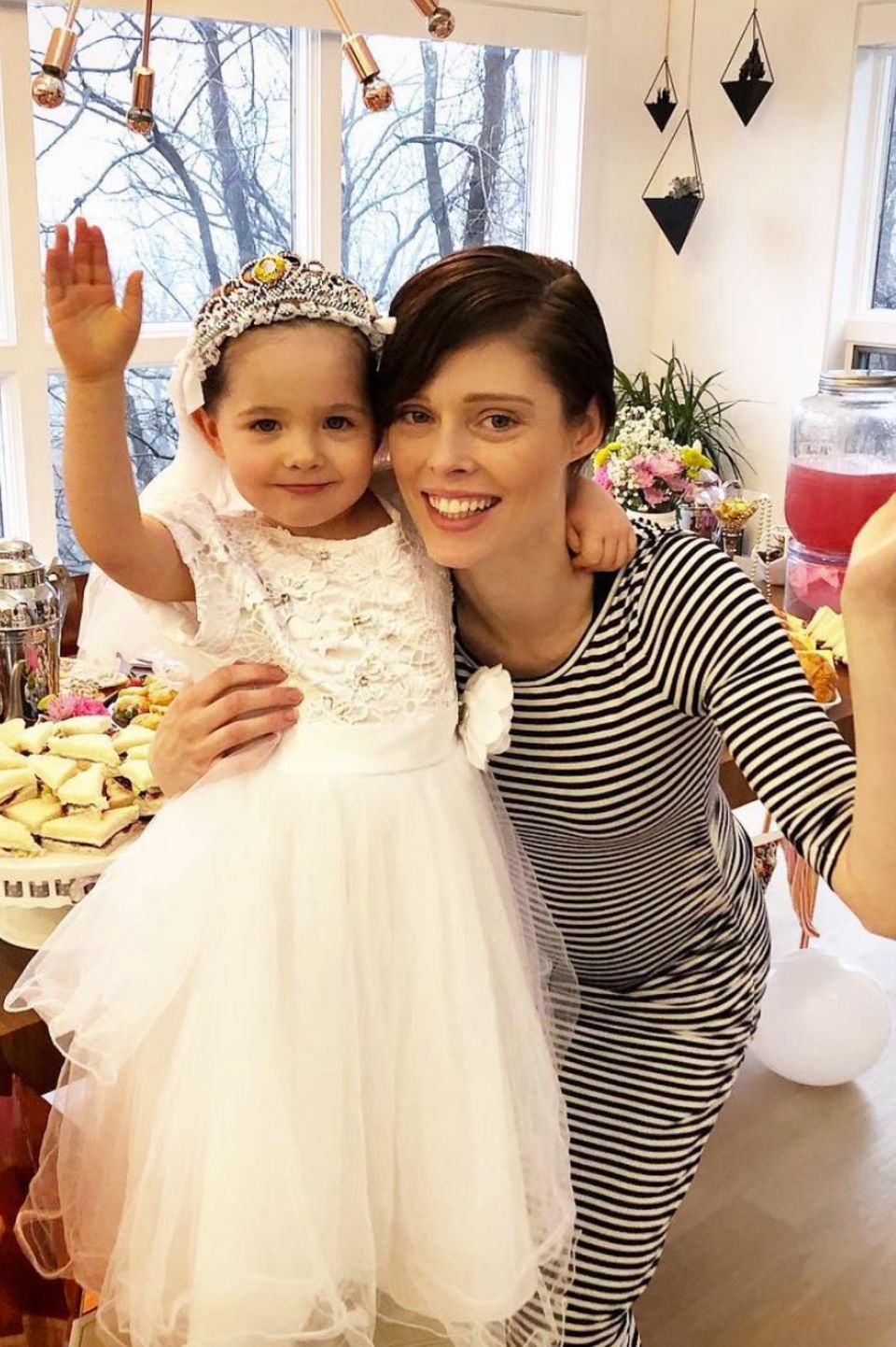26. Dezember 2017 Prinzessinnenball im Hause Rochas. Die Königliche Hoheit Ioni, Tochter des Models Coco Rocha hat geladen. Eure Majestät bitte zu Tisch! 26. Dezember 2017 Prinzessinnenball im Hause Rochas. Die Königliche Hoheit Ioni, Tochter des Models Coco Rocha hat geladen. Eure Majestät bitte zu Tisch!