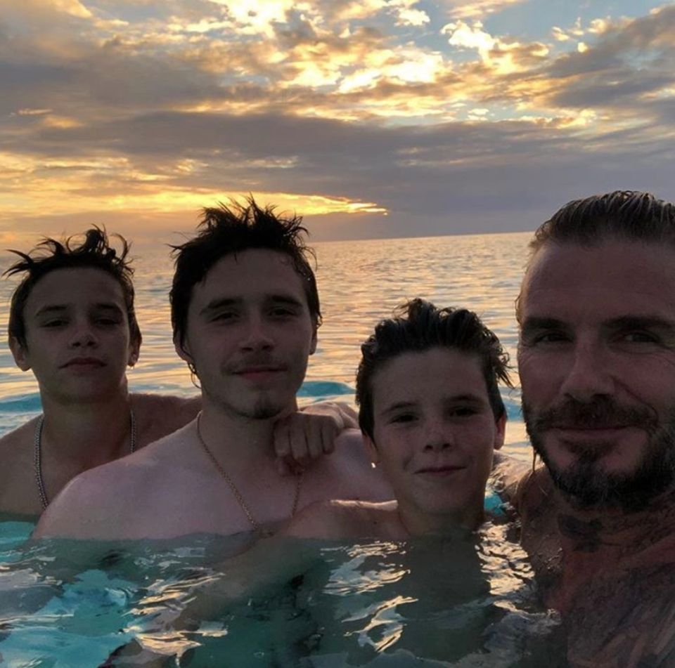 31. Dezember 2017 David Beckham im Wasser mit seinen Jungs: Romeo, Brooklyn und Cruz vor einem wunderschönen Sonnenuntergang. 31. Dezember 2017 David Beckham im Wasser mit seinen Jungs: Romeo, Brooklyn und Cruz vor einem wunderschönen Sonnenuntergang.