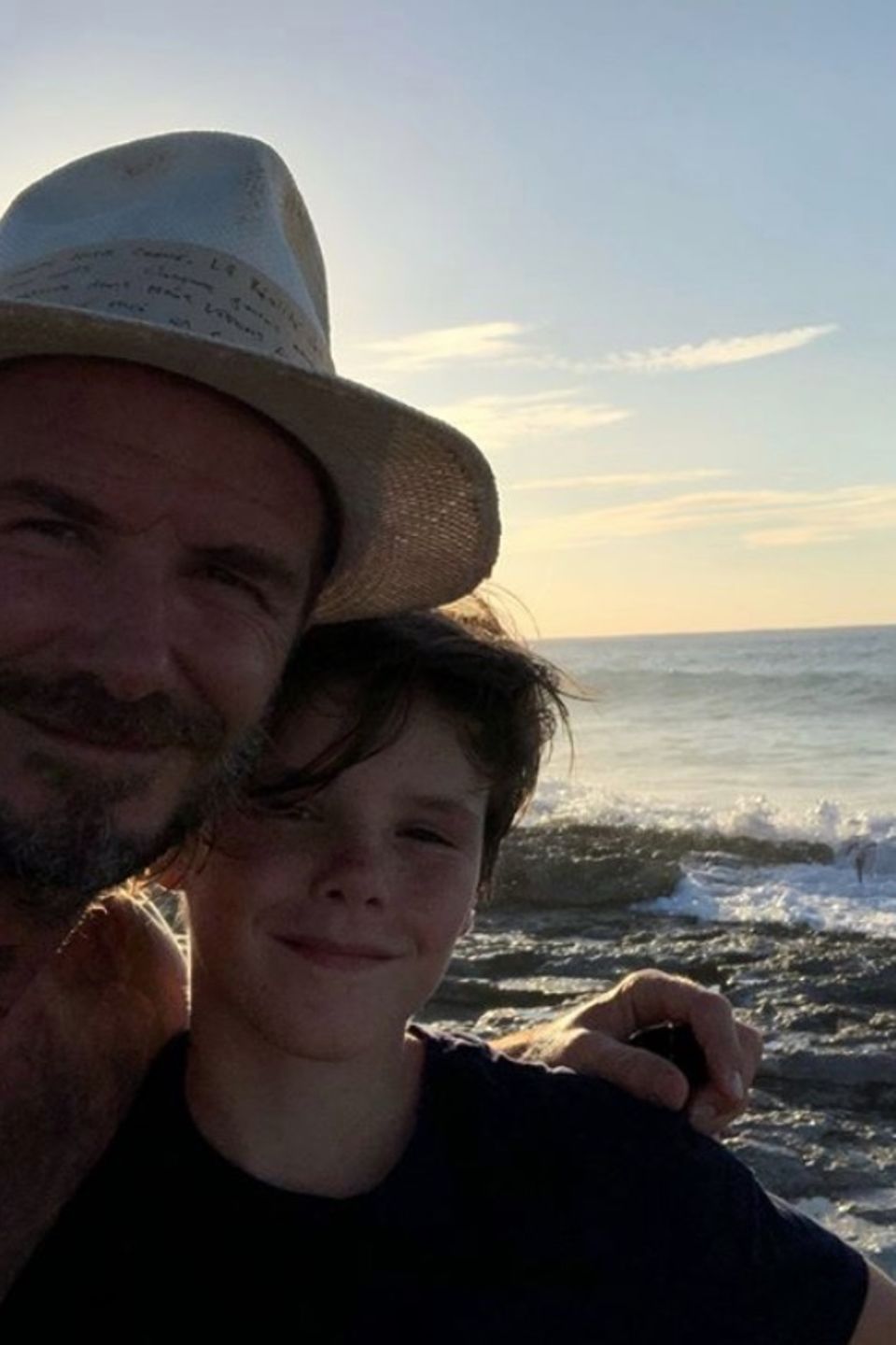 3. Januar 2018   "Schöne Zeiten", postet David Beckham. Auf dem Foto posiert der Ex-Fußballstar mit Sohnemann Cruz am Meer.