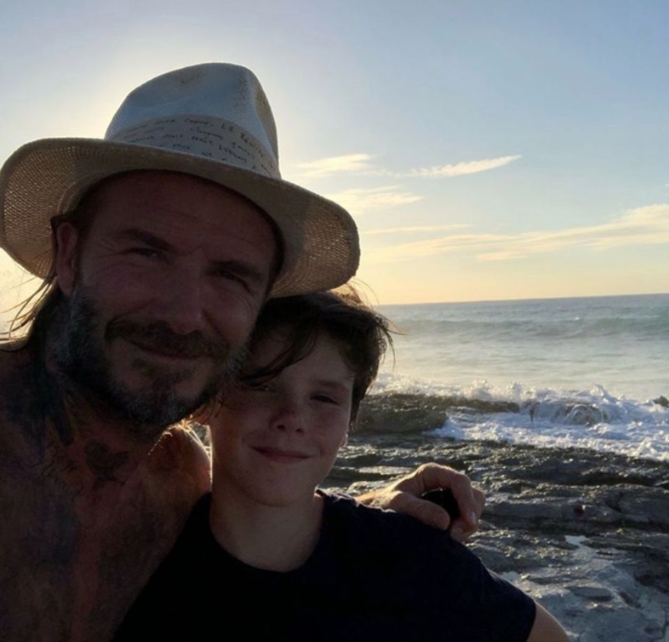 3. Januar 2018 "Schöne Zeiten", postet David Beckham. Auf dem Foto posiert der Ex-Fußballstar mit Sohnemann Cruz am Meer. 3. Januar 2018 "Schöne Zeiten", postet David Beckham. Auf dem Foto posiert der Ex-Fußballstar mit Sohnemann Cruz am Meer.