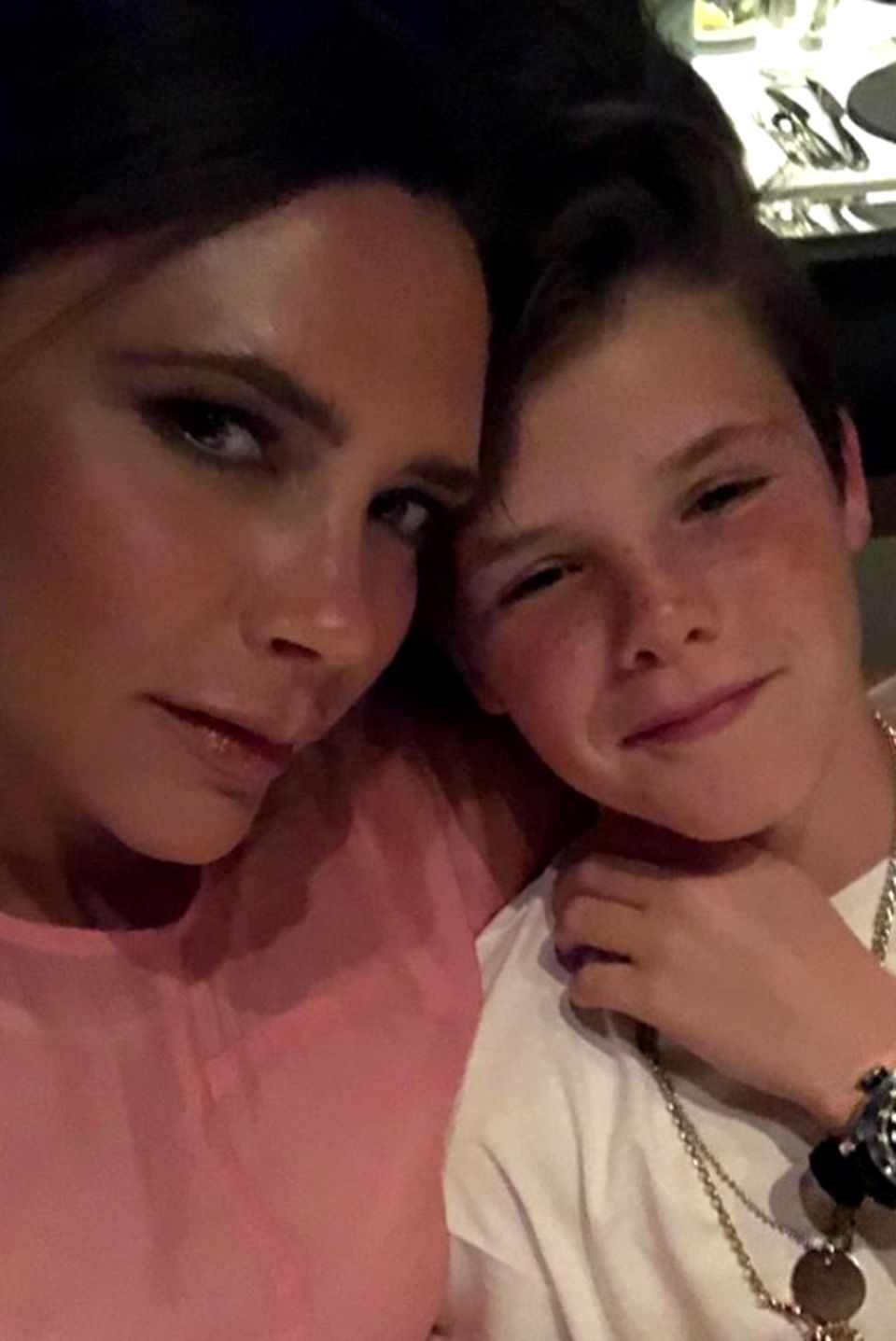 1. Januar 2018  Schön eingekuschelt bei Mama: Victoria Beckham und Sohn Cruz Beckham rücken für ein Foto zusammen.