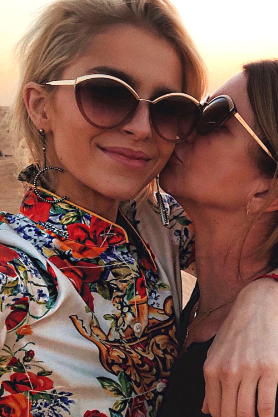 "Happy new Year!", postet Bloggerin Caro Daur. Mit einem Küsschen von der Mama startet die hübsche Blondine in Dubai ins neue Jahr.