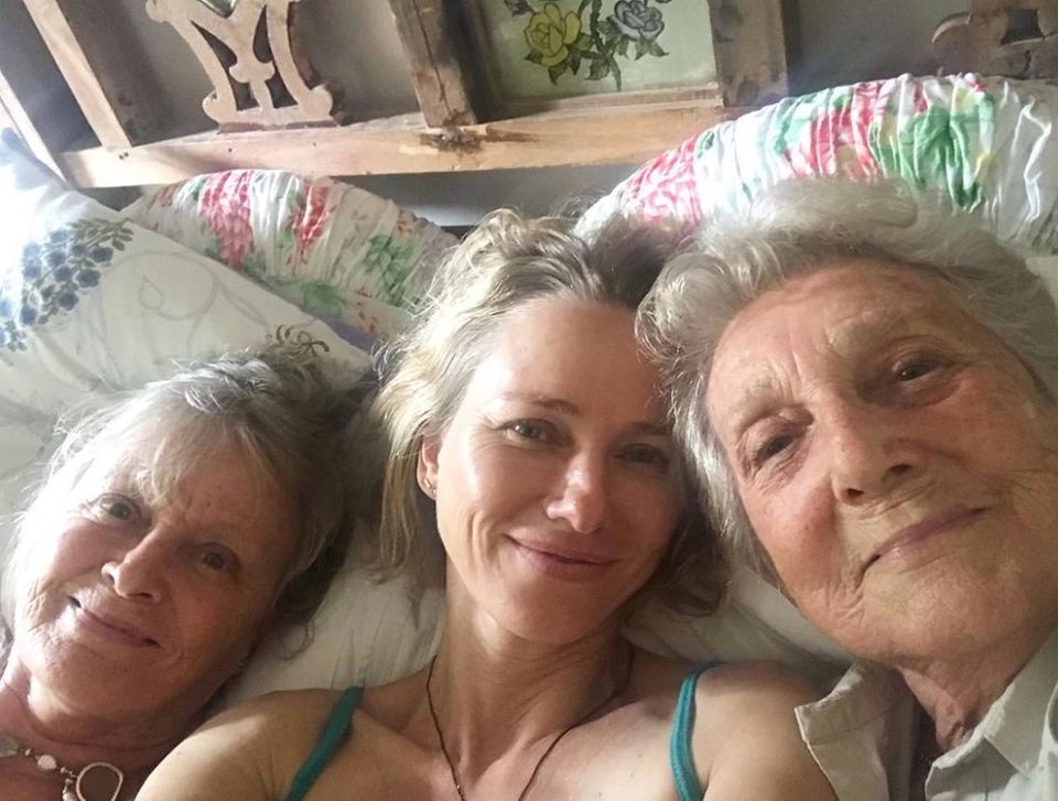 Drei Generationen auf einem Bild. Schauspielerin Naomi Watts kuschelt mit Mama, hier links auf dem Bild und Oma auf der Couch. Nach dann frohe Weihnachten! Drei Generationen auf einem Bild. Schauspielerin Naomi Watts kuschelt mit Mama, hier links auf dem Bild und Oma auf der Couch. Nach dann frohe Weihnachten!