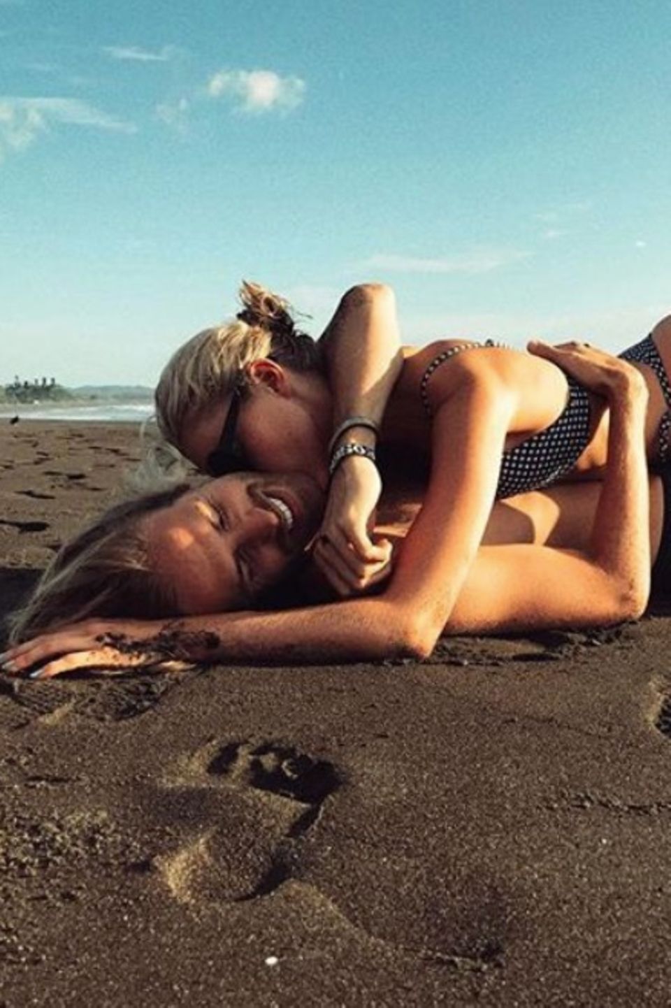 "Attacke!", postet Elsa Hosk scherzend. Das Supermodel und ihr Freund Tom Daly schmusen eng ineinander geschlungen am Strand.