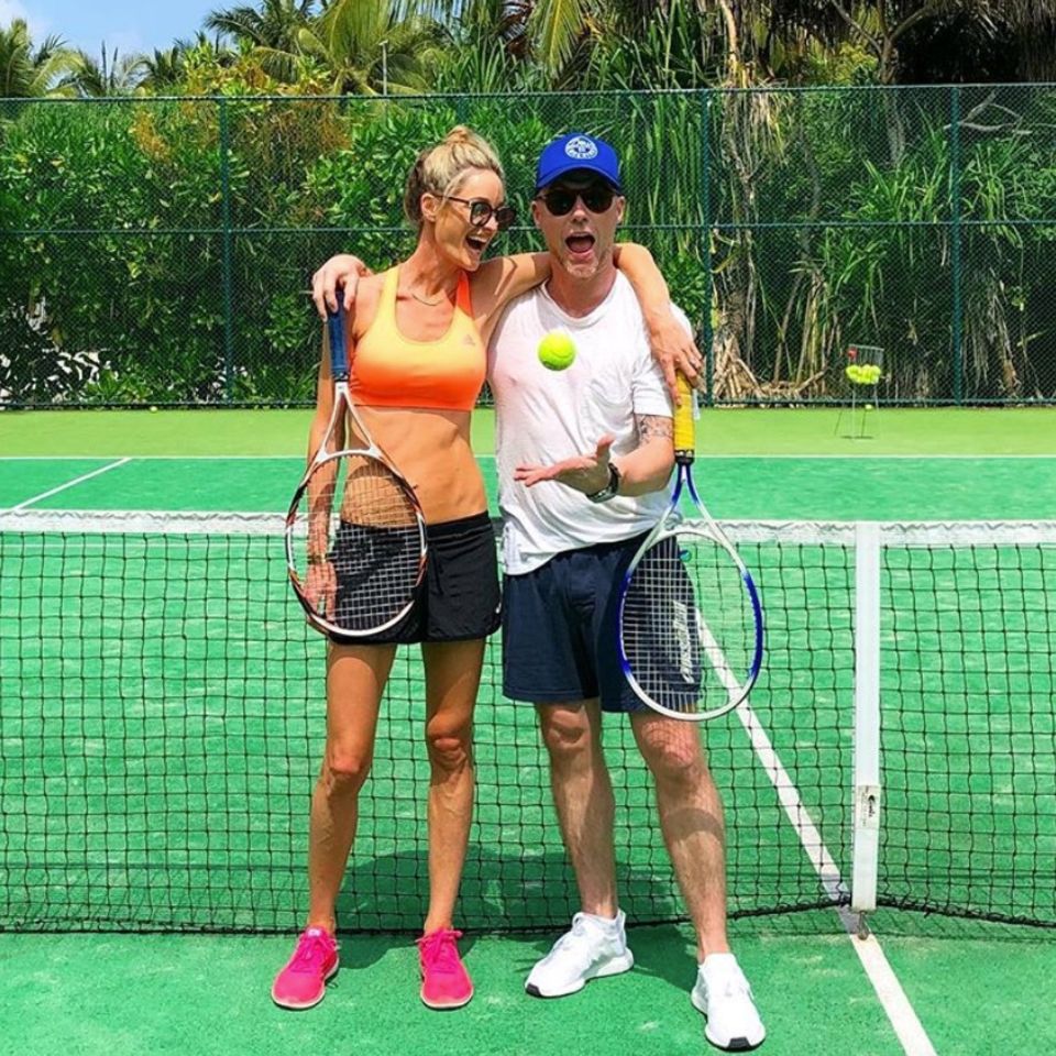 Storm und Ronan Keating sehen super fit aus. Wie sie das schaffen? Unter anderem mit spaßigen und schweißtreibenden Tennispartien. Storm und Ronan Keating sehen super fit aus. Wie sie das schaffen? Unter anderem mit spaßigen und schweißtreibenden Tennispartien.
