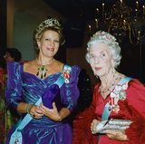 Marys Rubine sind ein Familienerbstück, das sie von der verstorbenen Großmutter ihres Mannes, Königin Ingrid überlassen bekam.   Ursprünglich gehörte die Parure der Frau des schwedischen Königs Carl XIV. Johan, Desideria. Sie hatte sie an den schwedischen Hof aus Frankreich, ihrer Heimat, mitgebracht. An den dänischen Hof kamen die Schmuckstücke dann über die schwedische Prinzessin Louise, die den späteren Dänen-König Frederik VIII. heiratete. Sie waren ein Hochzeitsgeschenk an die Braut von ihrer Großmutter Josephine, die wiederum Desiderias Schwiegertochter war. Das Geschenk war mit Bedacht gewählt, spiegelten die Farben Rot und Weiß doch die dänische Fahne wider.   Königin Louise begründete dann quasi die Tradition, dass die Braut des Kronprinzen die Rubine bekommen sollte, indem sie das Diadem an die Braut ihres Sohnes schenkte, was diese wiederholte, als ihr Sohn, der spätere Frederik IX., die schwedische Prinzessin Ingrid 1935 heiratete. Wohl auch durch die Tradition trug Königin Margrethe nie Teile der Parure, nur ihre Mutter. 