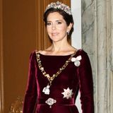 2012 zeigt sich Prinzessin Mary mit einer leichten Variante des Rubin-Sets beim Neujahrsempfang. Sie trägt das Diadem, die kurzen Ohrringe, verzichtet auf das Collier und hat die Brosche zur Gürtelschnalle umfunktioniert.