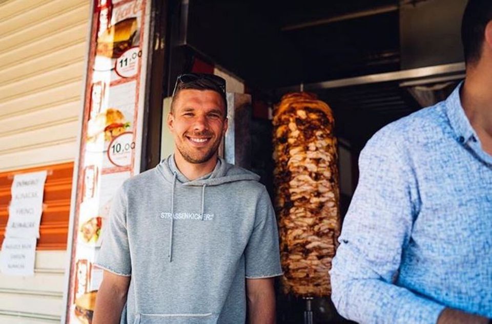 Die Eisdiele scheint Lukas Podolski jedoch nicht genug. Nun beteiligt er sich an einem Döner-Restaurant. "Mangal Döner" öffnet am 6. Januar 2018 in der Bonner Straße 1 in Köln seine Pforten. 