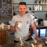 Der sympathische Kicker erschließt sich gleich zwei neue Geschäftsfelder. Im Juni 2017 eröffnet er die Eisdiele "Ice Cream United" in Köln. 