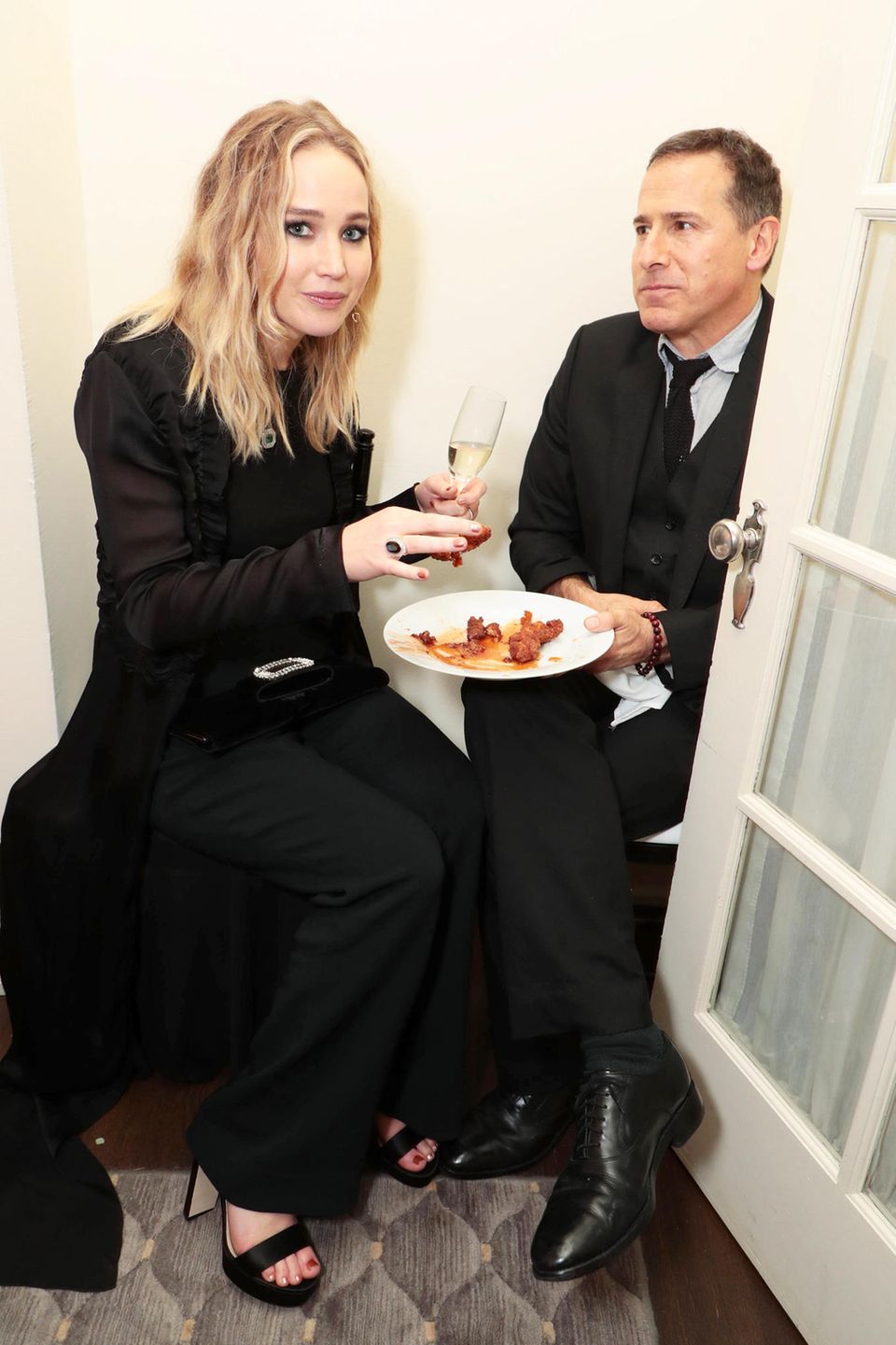 Erwischt: Bei einer Party in Los Angeles überkommt Jennifer Lawrence der Heißhunger. Erwischt: Bei einer Party in Los Angeles überkommt Jennifer Lawrence der Heißhunger.