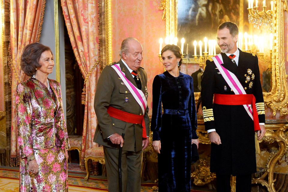 6. Januar 2018  Mit dem traditionellen Neujahrsempfang hat das Jahr 2018 für Königin Letizia und König Felipe von Spanien offiziell begonnen. Zum ersten Mal seit 2014 nehmen auch Königin Sofia und König Juan Carlos teil. Die traditionelle Militärparade vor dem Madrider Königspalast musste allerdings wegen starken Regens ausfallen.