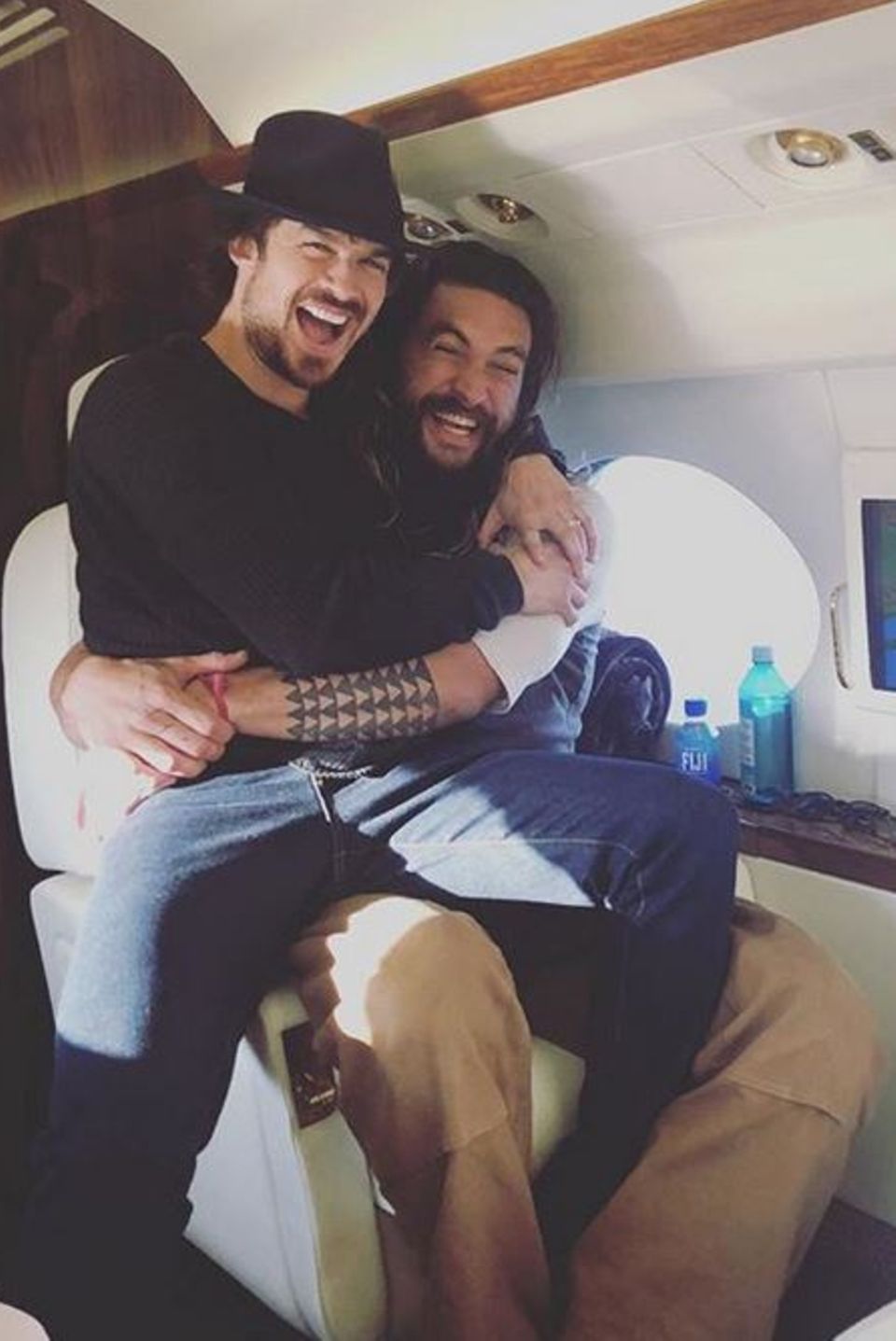 Ian Somerhalder und Jason Momoa Mit einigen Kumpels macht sich Ian Somerhalder auf den Weg zur "Wizard World" in New Orleans und nimmt auf der Reise auf dem Schoß von Jason Momoa Platz. Ian Somerhalder und Jason Momoa Mit einigen Kumpels macht sich Ian Somerhalder auf den Weg zur "Wizard World" in New Orleans und nimmt auf der Reise auf dem Schoß von Jason Momoa Platz.