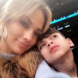 6. Januar 2018  Sohn Max kuschelt sich während des Spiels für ein Foto an Mama J. Lo. 