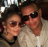 30. Dezember 2017  Auch wenn es in der Location eher dunkel ist, behalten Jennifer Lopez und Alex Rodriguez für das coole Pärchen-Selfie die Sonnenbrillen lieber auf. 