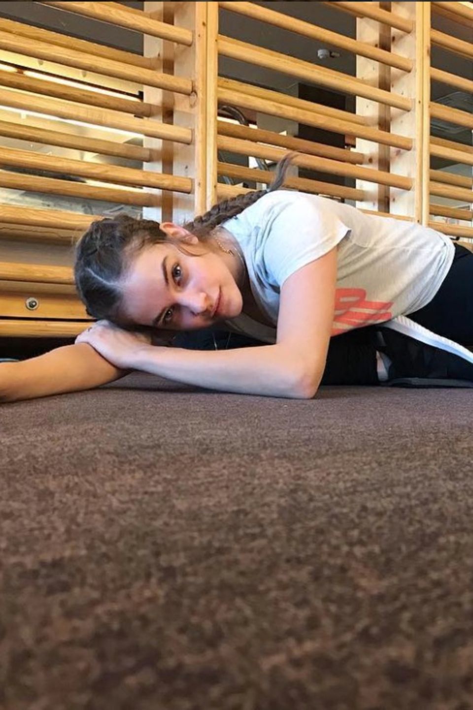 Model Barbara Palvin postet sich beim abendlichen Work-out. Ganz schön gelenkig! Model Barbara Palvin postet sich beim abendlichen Work-out. Ganz schön gelenkig!