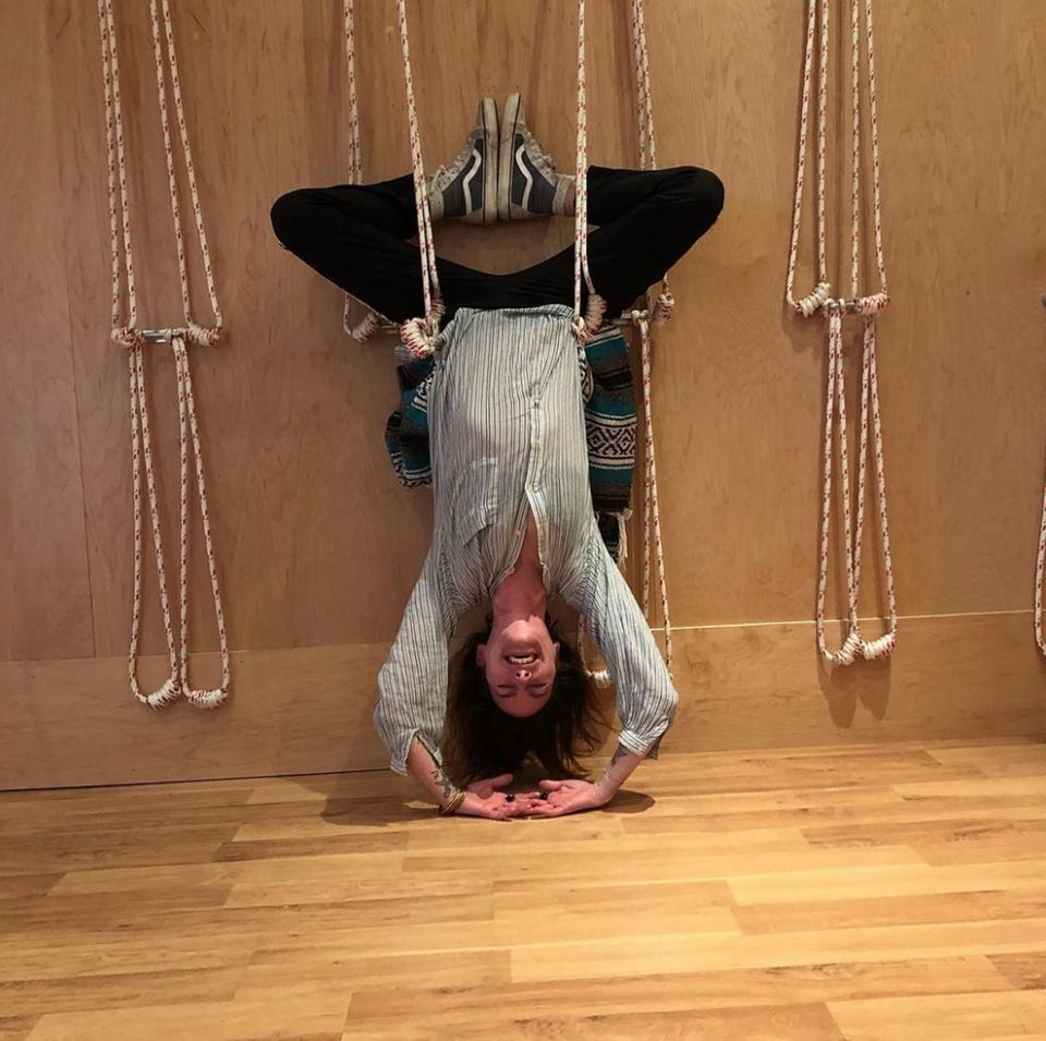 "Game of Thrones" Star Lena Headey hält sich kopfüber fit für die Golden Globes und hat sichtlich Spaß dabei. "Game of Thrones" Star Lena Headey hält sich kopfüber fit für die Golden Globes und hat sichtlich Spaß dabei.