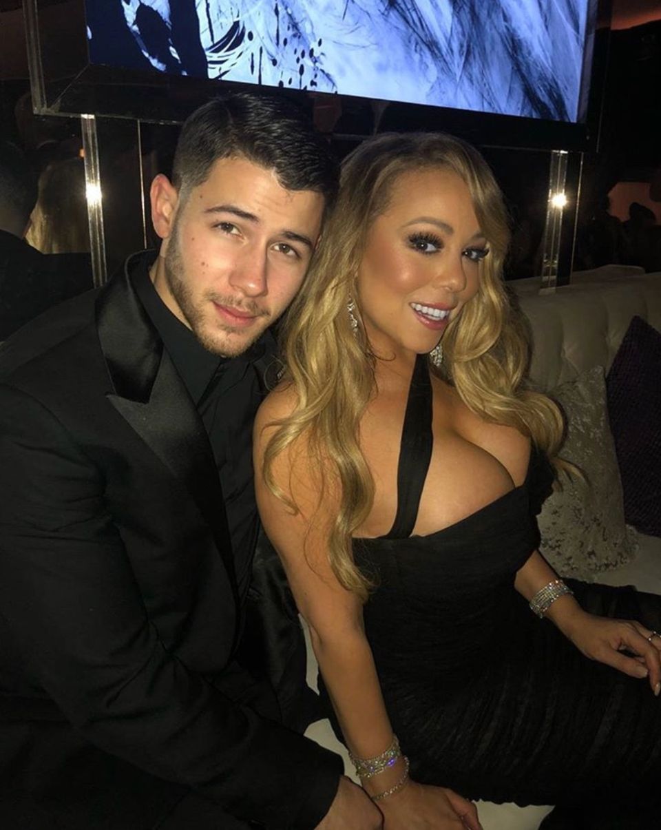 Zur 75. Verleihung der Golden Globes erscheint Mariah Carey in einem an sich unauffälligen, schwarzen Kleid. Auf Bildern, die die Diva bei Instagram postet, fällt jedoch sofort ihr pralles Dekolleté auf, das das enge Vintage-Kleid von Dolce & Gabbana fast zum Platzen zu bringen scheint. 
