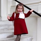 8. Januar 2018   Da freut sich aber jemand über seinen ersten Tag im Kindergarten: Prinzessin Charlotte posiert süß wie eh und je, bevor es endlich in die Kita geht.