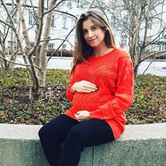 "Danke für eure Glückwünsche und lieben Nachrichten" schreibt Cathy Hummels zu diesem Instagram-Foto. Ist die Spielerfrau also längst Mutter geworden? Nein. "Aber unser kleiner Mann ist immer noch im Bauch" schreibt Cathy weiter. Es heißt also weiter warten und spekulieren.