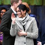 Ihre dunkelbraunen Haare hat Meghan zu einem Dutt gebunden. Einige Strähnen fallen der schönen Freundin von Prinz Harry locker ins Gesicht. Im Vergleich zu ihrer stets akkurat gestylten Schwägerin in spe, Herzogin Catherine, ist diese Frisur beinahe ein royales Beauty-Malheur. Wir finden den Look allerdings herrlich erfrischend und authentisch. 
