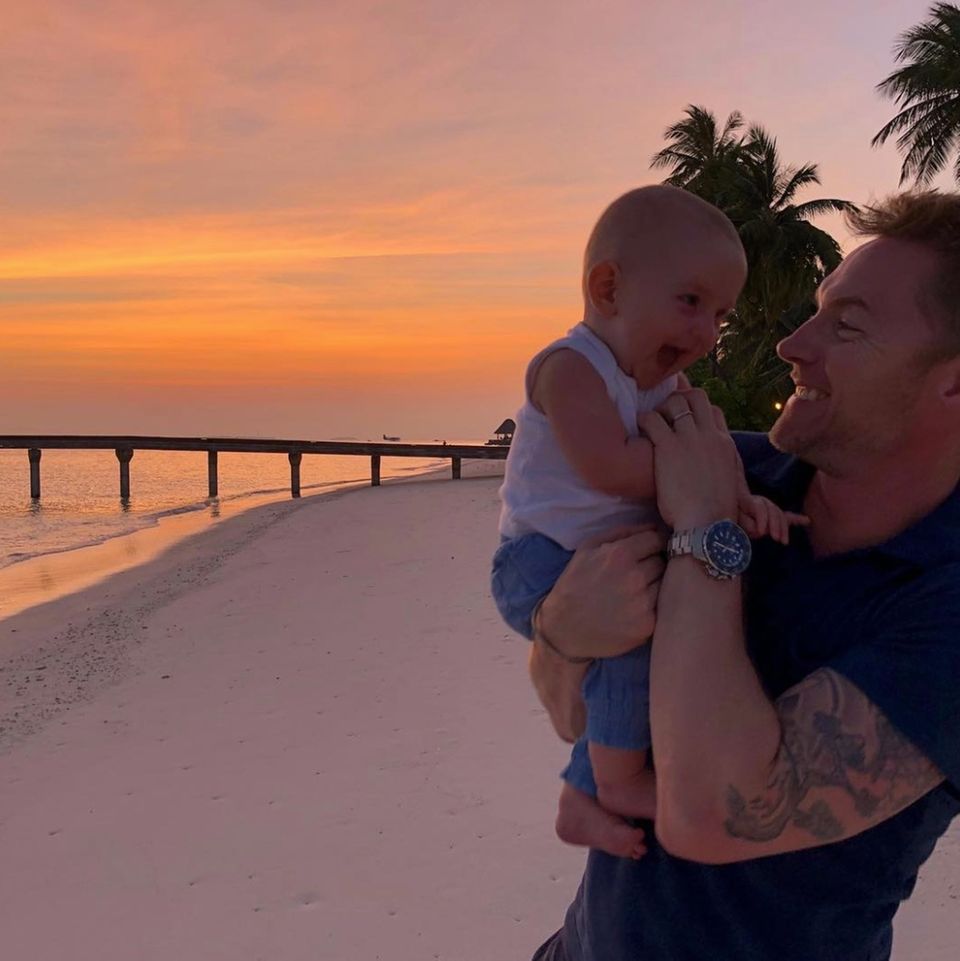 26. Dezember 2017 Kitzelattacke! Papa Ronan und Söhnchen Cooper genießen die gemeinsamen Momente auf den Malediven. 26. Dezember 2017 Kitzelattacke! Papa Ronan und Söhnchen Cooper genießen die gemeinsamen Momente auf den Malediven.