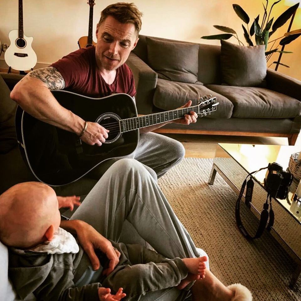 26. Oktober 2017 Entspannung am Nachmittag mit dem kleinen Cooper. Papa Ronan singt dazu ein Lied. Chilliger kann es wohl kaum sein. 26. Oktober 2017 Entspannung am Nachmittag mit dem kleinen Cooper. Papa Ronan singt dazu ein Lied. Chilliger kann es wohl kaum sein.