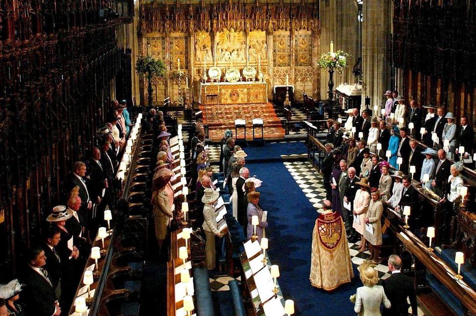 Ein Blick in die "St Georges Chapel": 2005 lassen sich Prinz Charles und seine Braut Camilla Parker-Bowles (rechts unten) hier vom Erzbischof von Canterbury segnen. Rechts vom Altar hat zu diesem Anlass die königliche Familie Platz genommen. 