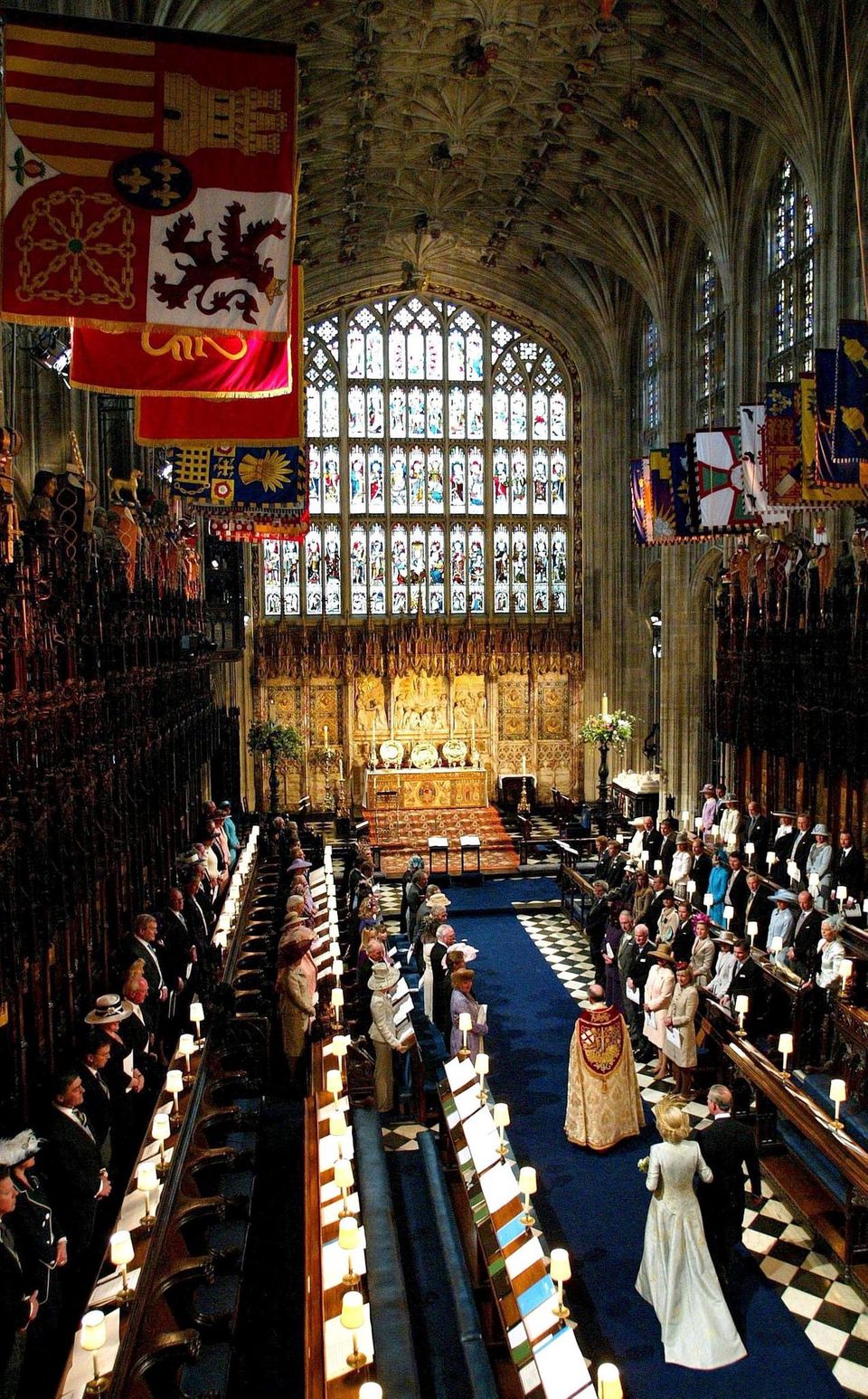 Prinz Charles führt die Braut zum Altar: Ein Blick in die "St Georges Chapel": 2005 lassen sich Prinz Charles und seine Braut Camilla Parker-Bowles (rechts unten) segnen. Diese Meter wird Meghan Markle am 19. Mai alleine zurücklegen. Ein Blick in die "St Georges Chapel": 2005 lassen sich Prinz Charles und seine Braut Camilla Parker-Bowles (rechts unten) hier vom Erzbischof von Canterbury segnen. Rechts vom Altar hat zu diesem Anlass die königliche Familie Platz genommen.