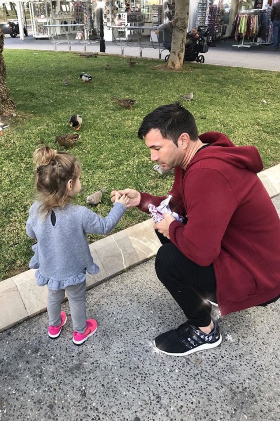 24. Dezember 2017  Papa Lucas geht mit Töchterchen Sophia noch schnell Enten füttern, bevor es zur Bescherung geht. 