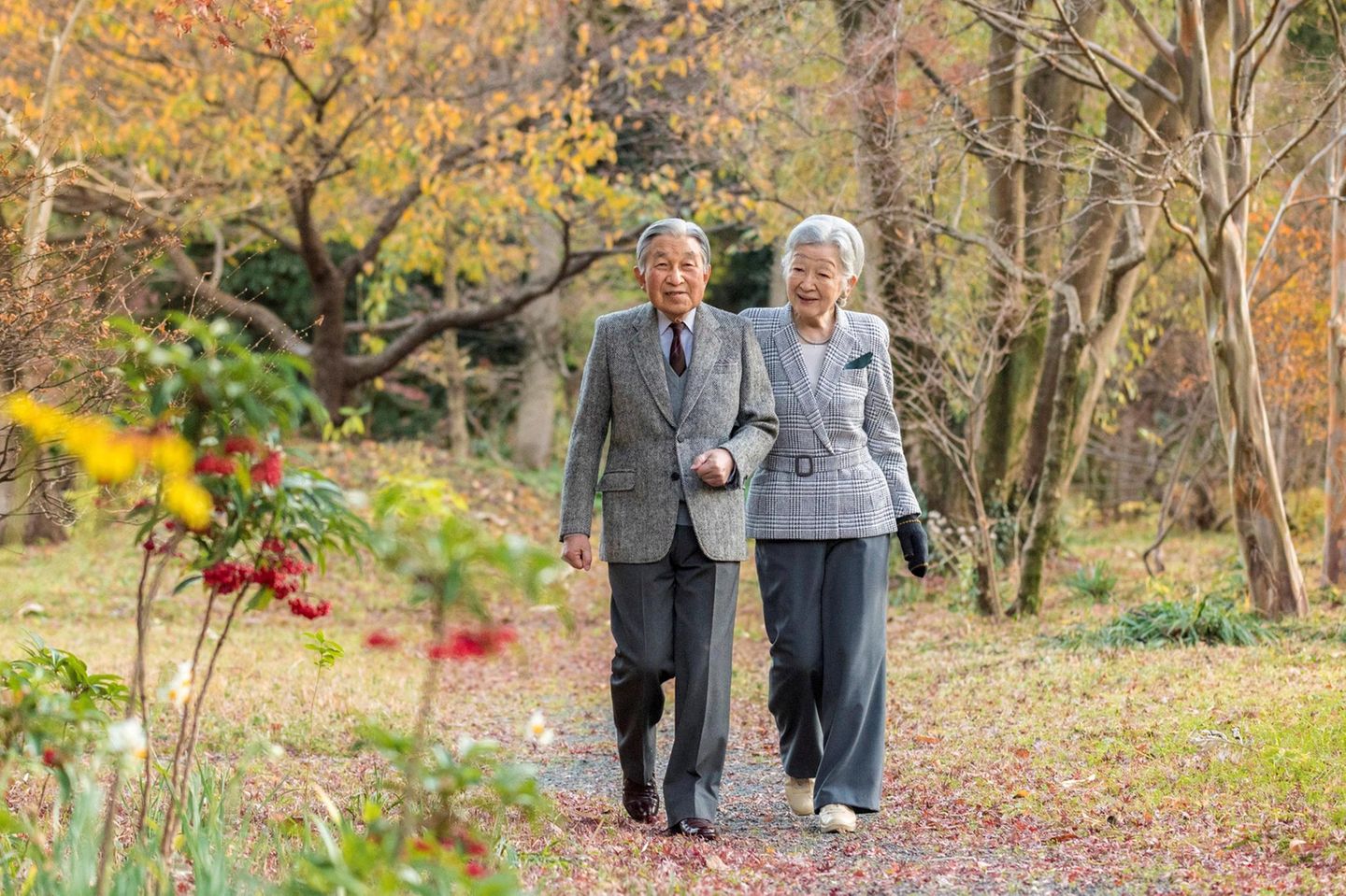 23. Dezember 2017  Kaiser Akihito feiert seinen 84. Geburtstag. Mit einem Fotos, das ihn und Kaiserin Michiko beim Spaziergang im kaiserlichen Palastgarten zeigt, wird der Anlass gewürdigt.