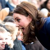 Während ihres Besuchs einer Schule in Feltham beweist Herzogin Catherine mal wieder Humor und zeigt, wie sehr sie kleine Kids mag. Zur großen Freude der Zwerge wird beim Treffen ordentlich Gesichtsakrobatik betrieben.