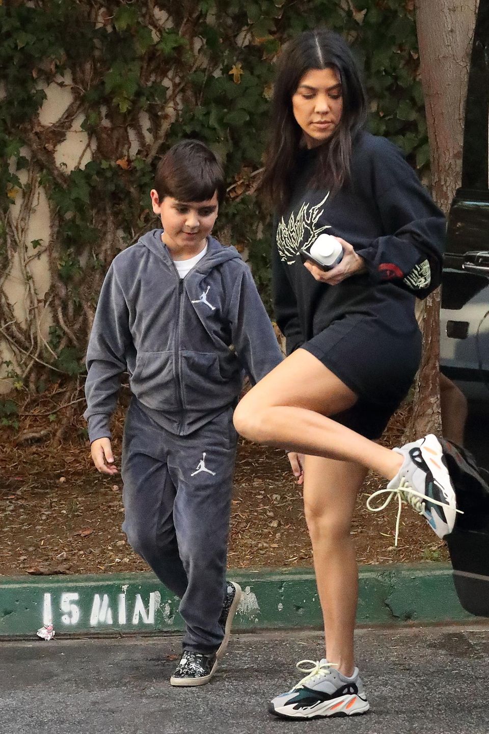 10. Januar 2018 Klapp, die war zu, Kourtney! Der Reality-Star ist mit Söhnchen Mason gerade auf dem Weg zu einem Frozen Yoghurt Geschäft. 10. Januar 2018 Klapp, die war zu, Kourtney! Der Reality-Star ist mit Söhnchen Mason gerade auf dem Weg zu einem Frozen Yoghurt Geschäft.