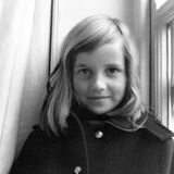 Lady Diana Spencer, die spätere Prinzessin von Wales, trägt im Winter 1968 einen warmen Wintermantel, als dieses Foto der damals Siebenjährigen entsteht. Die Haare und die Gesichtsform ähneln stark Prinzessin Charlotte, ihrer Enkeltochter. Das finden zumindest die Diana-Fans beim Vergleich der Bilder.