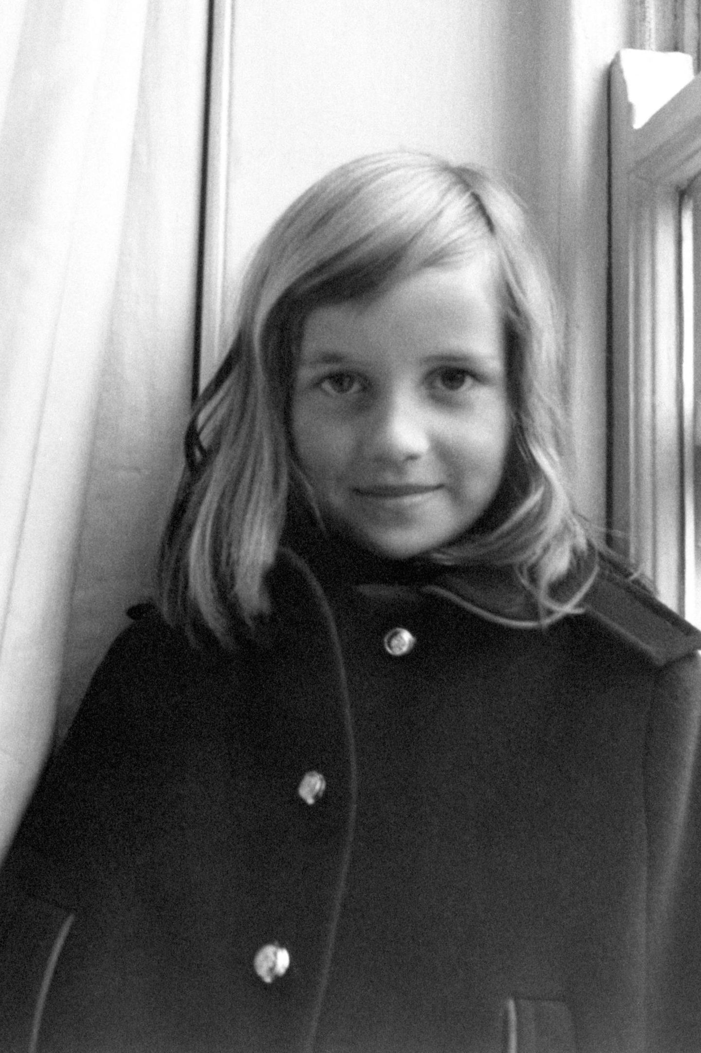 Lady Diana Spencer, die spätere Prinzessin von Wales, trägt im Winter 1968 einen warmen Wintermantel, als dieses Foto der damals Siebenjährigen entsteht. Die Haare und die Gesichtsform ähneln stark Prinzessin Charlotte, ihrer Enkeltochter. Das finden zumindest die Diana-Fans beim Vergleich der Bilder.