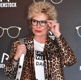 Zur Präsentation der neuen Kollektion von Rodenstock in München erscheint Claudia Effenberg mit einem ganz neuen Look. Die Blondine trägt ihre kurzen Haaren extrem gelockt und wirkt so total verändert. Wir finden die Lockenpracht steht Claudia richtig gut. 