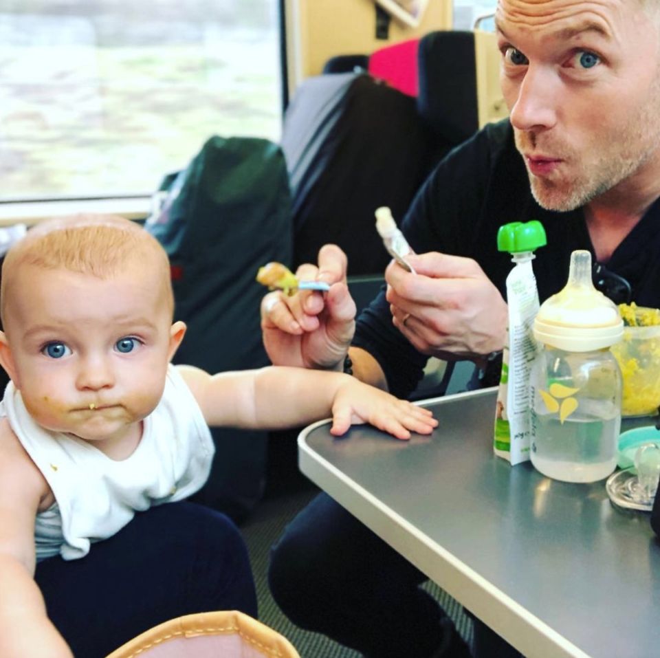 12. Januar 2018 Auch auf Reisen muss gegessen werden: Papa Ronan Keating gibt sich größte Mühe Klein-Cooper bei der Stange zu halten. 12. Januar 2018 Auch auf Reisen muss gegessen werden: Papa Ronan Keating gibt sich größte Mühe Klein-Cooper bei der Stange zu halten.