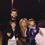 1. Januar 2018   Milan und Sasha freuen sich riesig: Obwohl sie bereits in Schlafanzügen sind, dürfen die Kinder von Gerard Piqué und Shakira selbstverständlich um Mitternacht noch ein Mal raus, um das große Feuerwerk zu sehen.