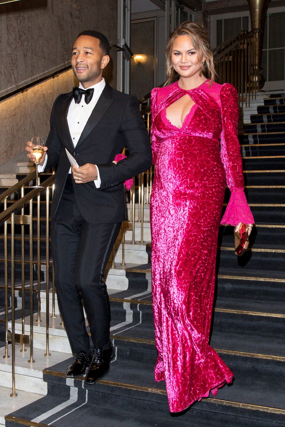 Bei der Nobelpreis-Verleihung kann die schwangere Chrissy Teigen, hier mit ihrerm Mann John Legend, im pinkleuchtendem Samtkleid locker mit den schwedischen Prinzessinnen mithalten.