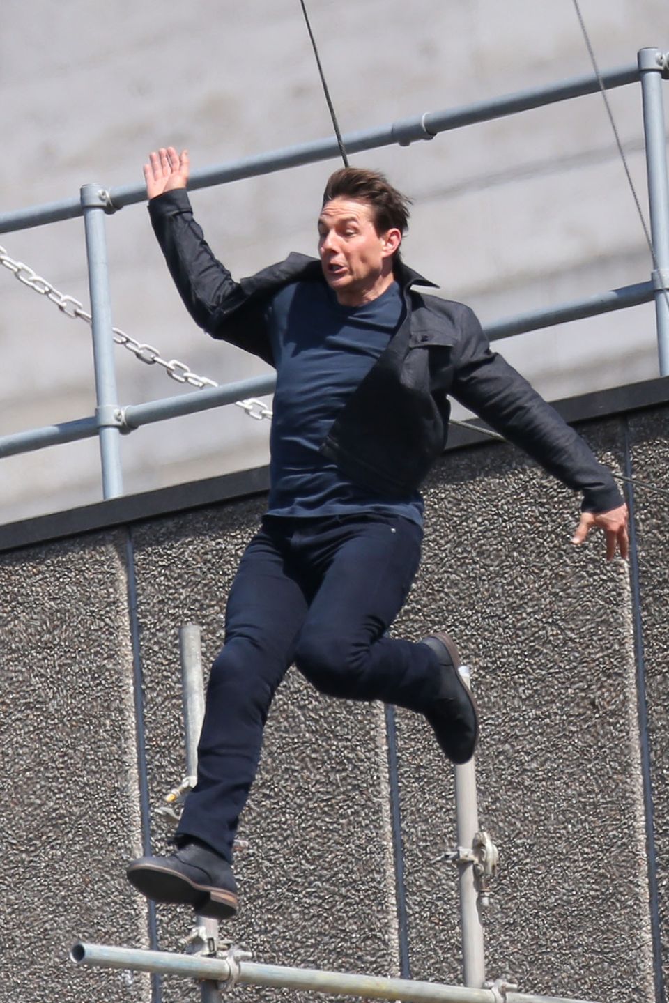 Wow! Am Set des neuen "The New Mission Impossible 6" Film in London sorgt Tom Cruise für atemberaubende Stunts. Höhenangst dürfte er jedenfalls nicht haben bei dem Sprung. Wow! Am Set des neuen "The New Mission Impossible 6" Film in London sorgt Tom Cruise für atemberaubende Stunts. Höhenangst dürfte er jedenfalls nicht haben bei dem Sprung.
