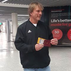 Ansgar Brinkmann möchte endlich starten und hält sein Flugticket und den Pass griffbereit. 