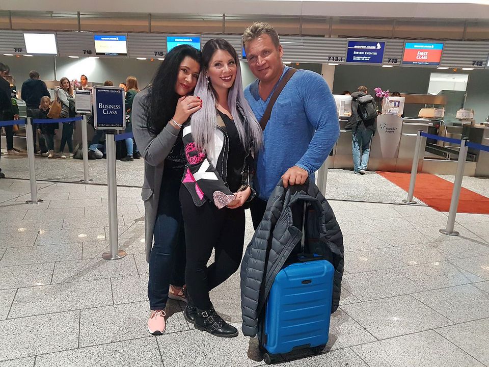 Mama Iris und Papa Peter wollen ein Auge auf Jenny haben und begleiten sie auf der Reise in den australischen Dschungel. 