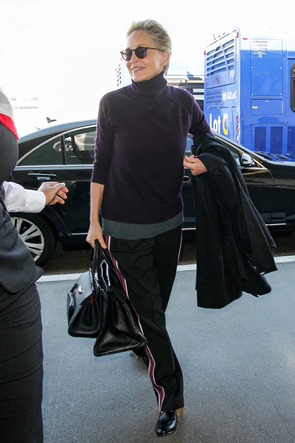 Sharon Stone hat die richtige Mischung für Reise-Outfits perfekt drauf. Style und Tragekomfort vereint sie mit kuscheligem Rollkragenpullover und der sportlich-eleganten Gabardine-Hose "Whitney" aus dem Hause Iris von Arnim. Sharon Stone hat die richtige Mischung für Reise-Outfits perfekt drauf. Style und Tragekomfort vereint sie mit kuscheligem Rollkragenpullover und der sportlich-eleganten Gabardine-Hose "Whitney" aus dem Hause Iris von Arnim.