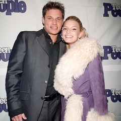 "Was für ein lila Ungetüm trägt Jessica Simpson denn da?!", denken wir, als wir dieses Foto aus dem Januar 2000 entdecken. Etwas erschrocken müssen wir dann allerdings feststellen, dass diese Mäntel damals wirklich der letzte Schrei waren.
